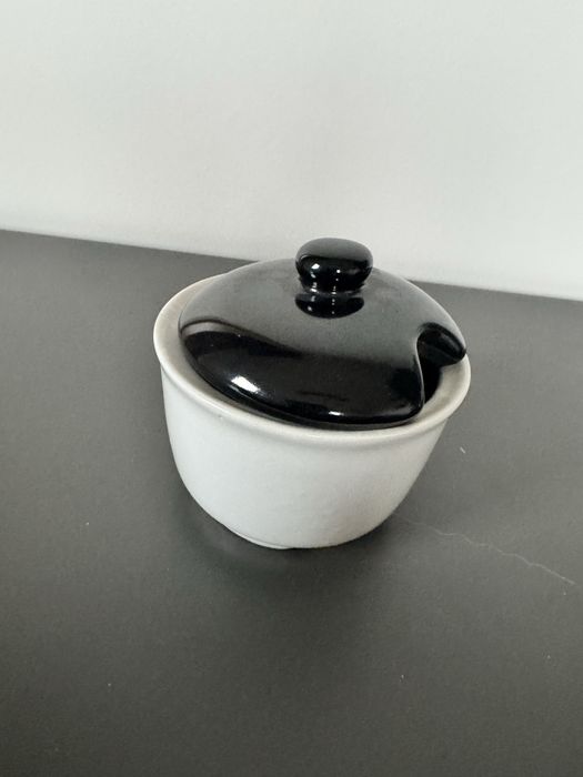 Bialo czarna cukiernica pojekmik kuchenny