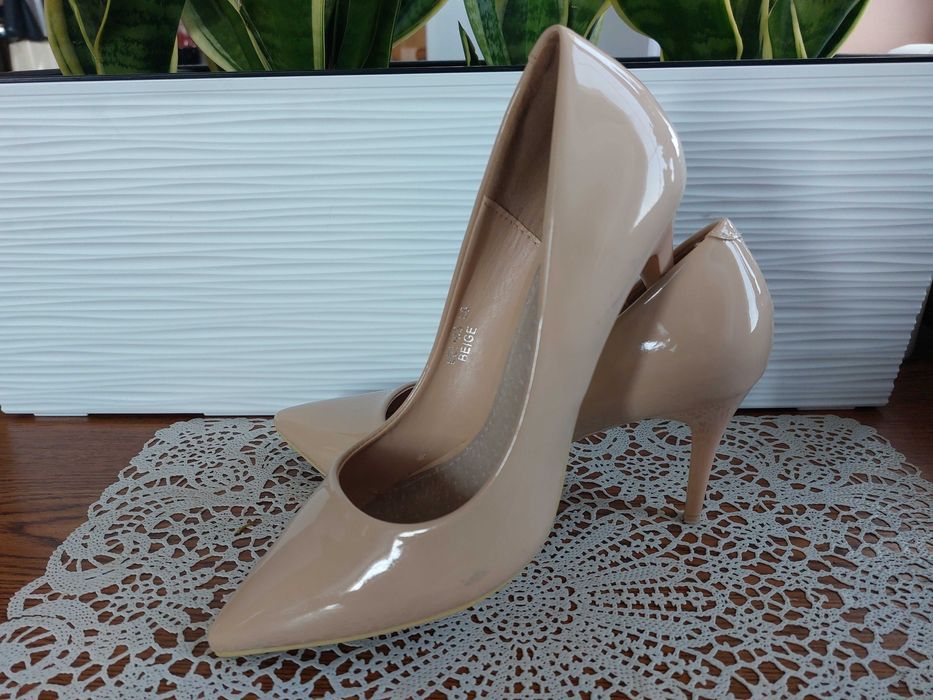 Beżowe czółenka lakierki 38