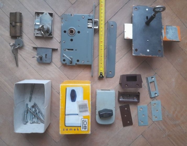 Zestaw kilku zamków i wkładek dżwiowych + drobne akcesoria do nich.