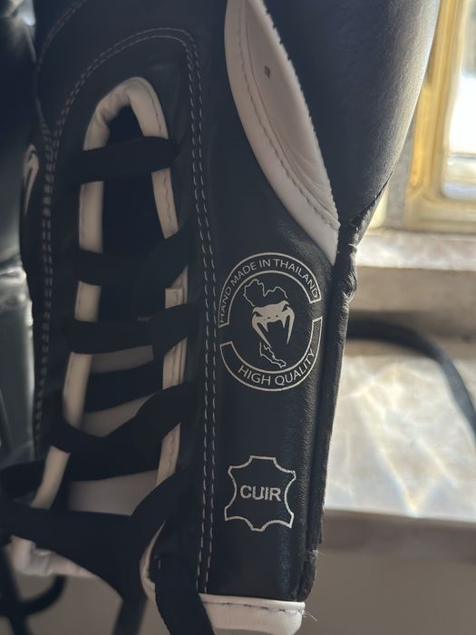Luvas boxe/muai thai venum giant com atacadores 8oz