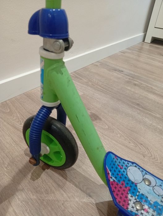 Trotinete infantil de três rodas