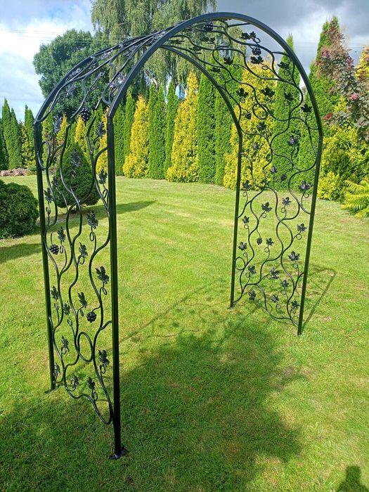 Pergola metalowa kuta do kwiatów