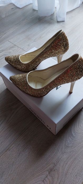 Eleganckie złote szpilki buty na obcasie