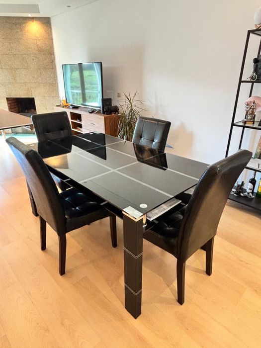 Mesa de Jantar Moderna em Vidro Preto + 4 cadeiras em exc estado