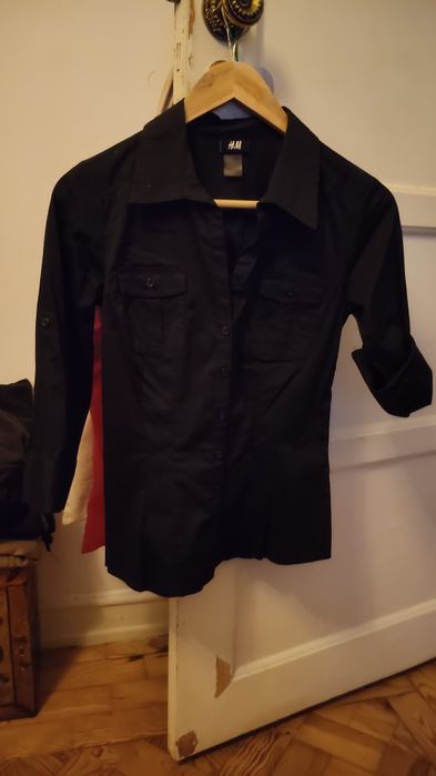 Camisa preta, com manga adaptável