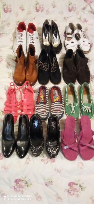 Взуття жіноче.кросівки