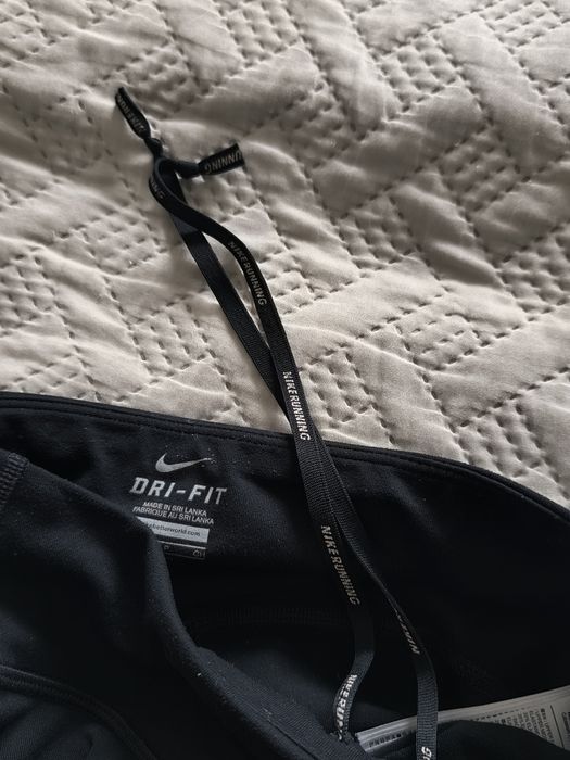 Czarne legginsy sportowe Nike