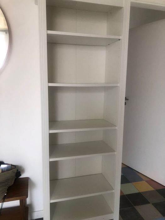 Estante de livros em bom estado