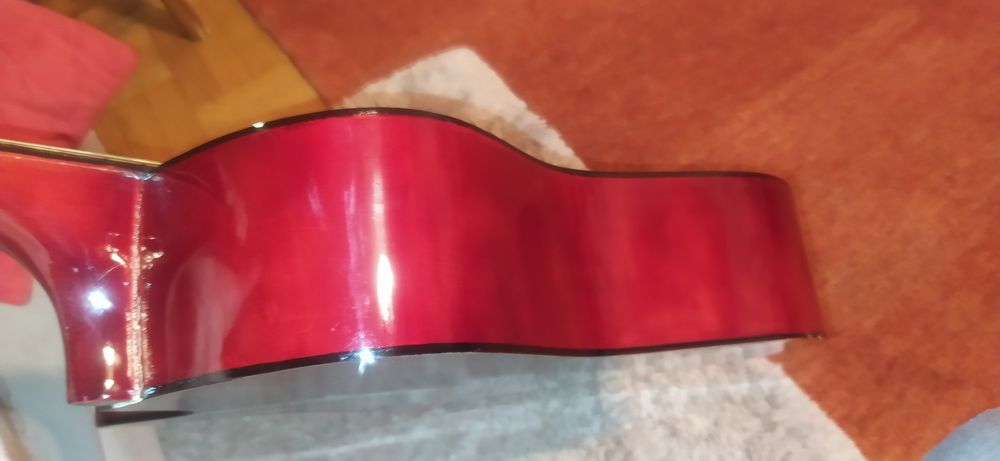 Gitara akustyczna w dobrym stanie