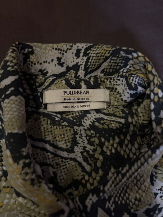 Стильная рубашка под змеиную кожу от Pull&Bear