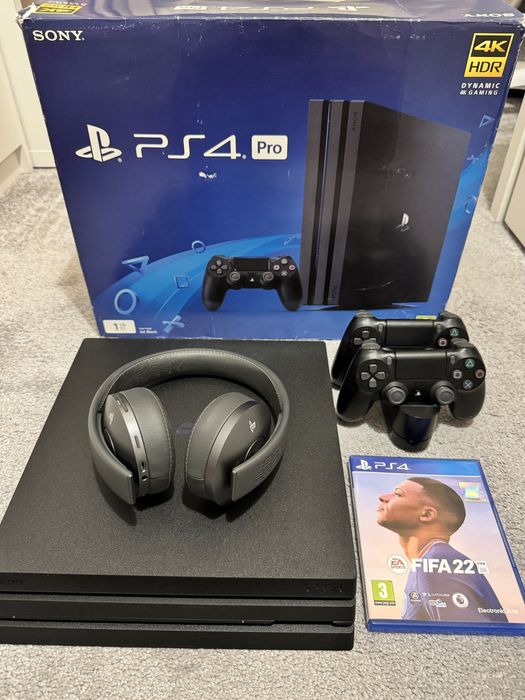 PlayStation 4 Pro 1T  2 pady  GTA V  FIFA 22  stacja ładująca
