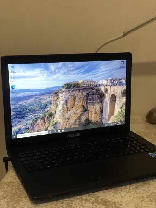 Ноутбук asus в хорошому стані