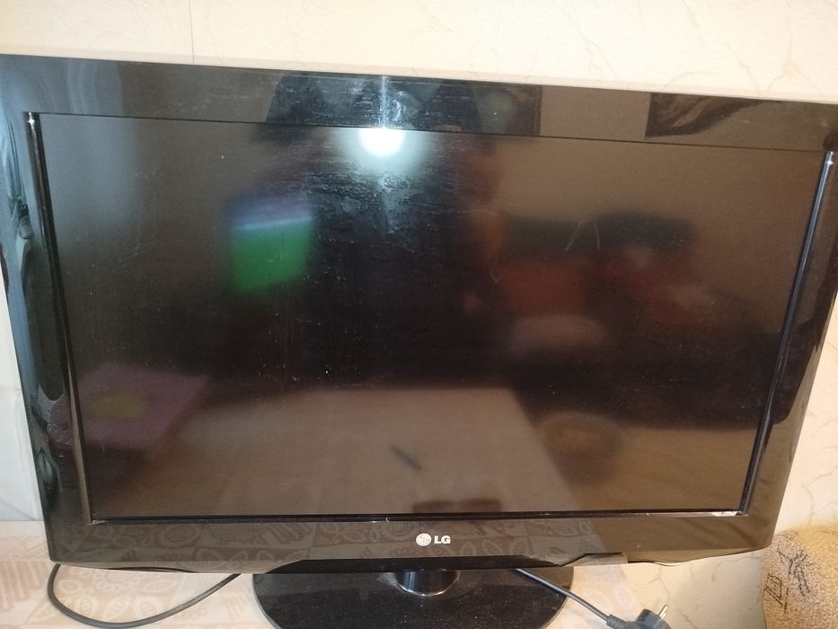 ПРОДАМ телевизор LG 32". Не смарт. Приставки нет.