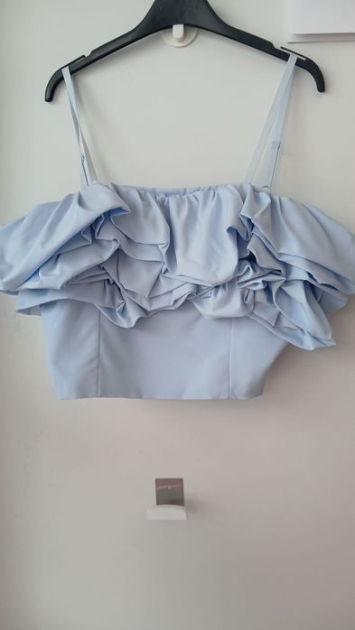 Crop Top Azul-Claro com Folhos Volumosos e Alças