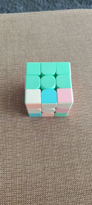 Cubo e triângulo mágico Rubiks