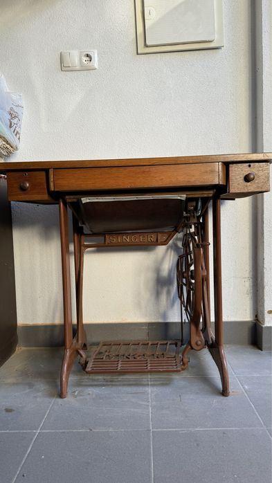 Maquina antiga de costura já eletrificada SINGER