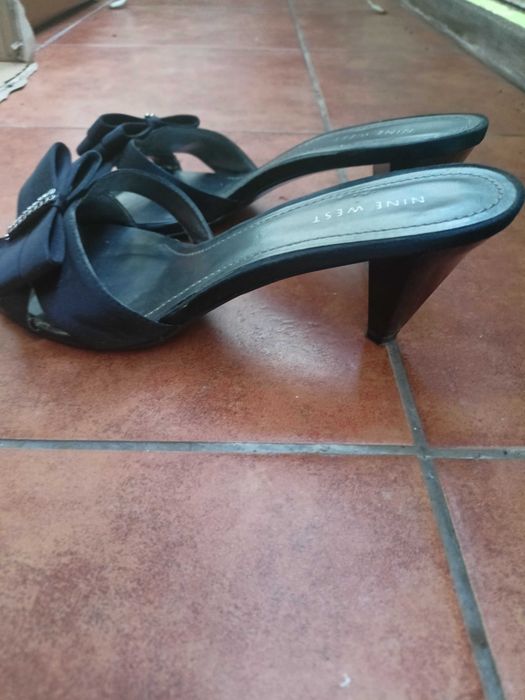 Klapki Nine West na obcasie