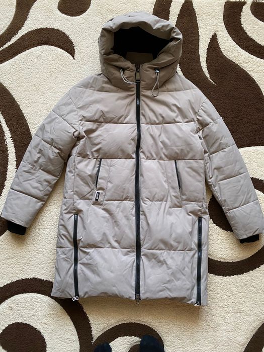 Жіноча зимова тепла куртка.