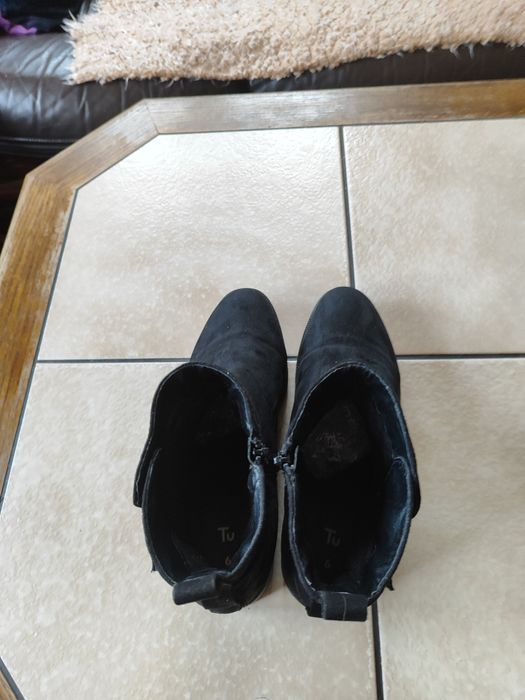 Buty damskie za kostkę zamszowe.
