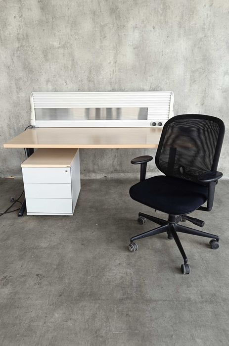 Biurko Steelcase TNT 160 cm z panelem