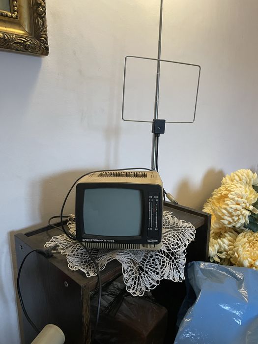 Radziecki przenośny telewizor Elektronika 409D  (Электроника 409Д)