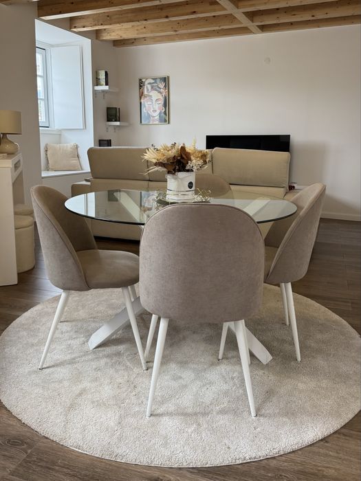 Mesa de sala redonda + 4 cadeiras + carpete