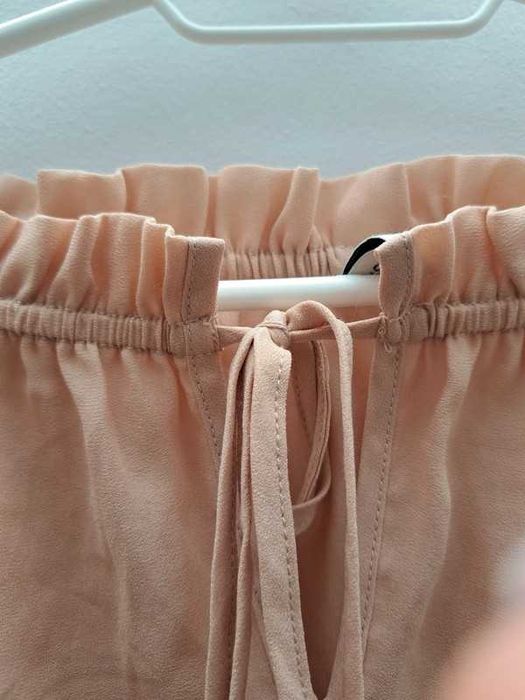 Pudrowa sukienka hiszpanka NLY Trend • Rozmiar S