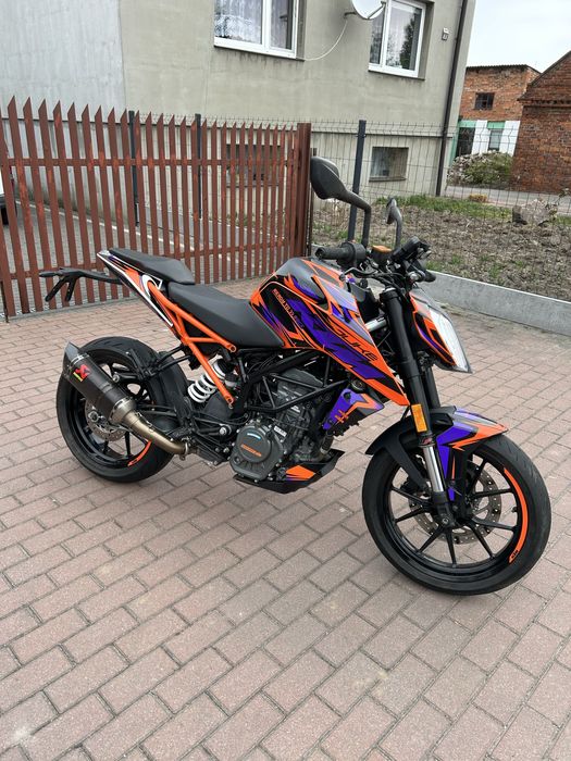 Ktm duke 125.