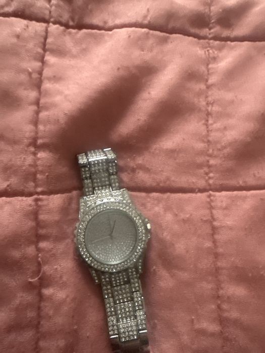 Relógio muito top com pérolas