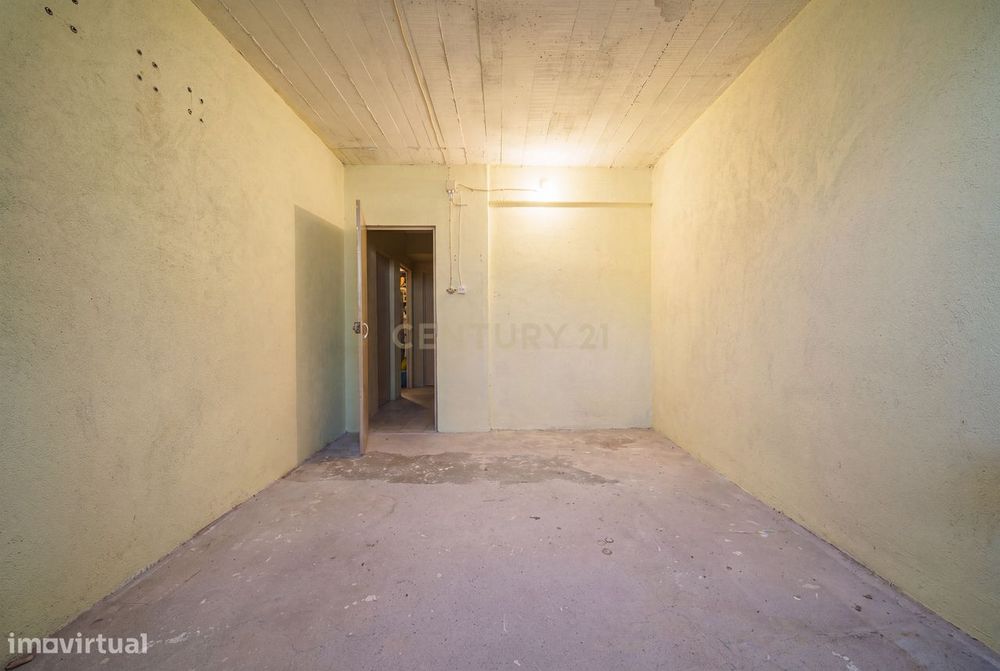 Apartamento T2 Renovado com Varanda e Arrecadação em São João da Talha