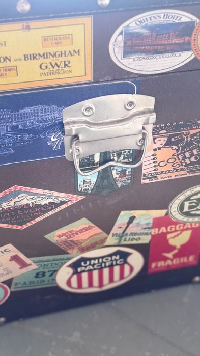 Arca de madeira com motivos de viagem