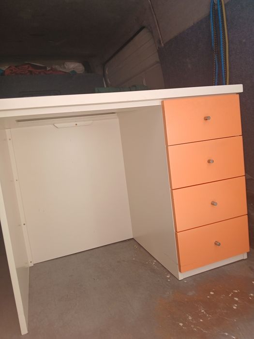 Secretária em madeira com 4 gavetas