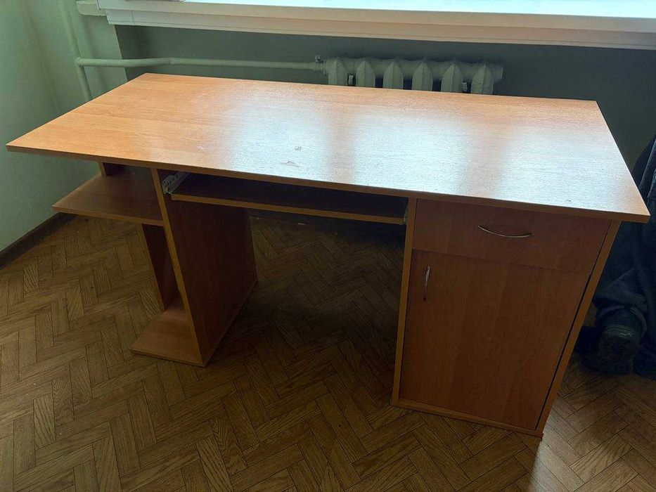 Стіл комп'ютерний