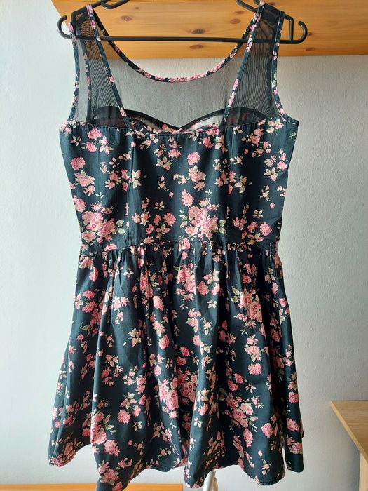 Sukienka w kwiatki Cropp