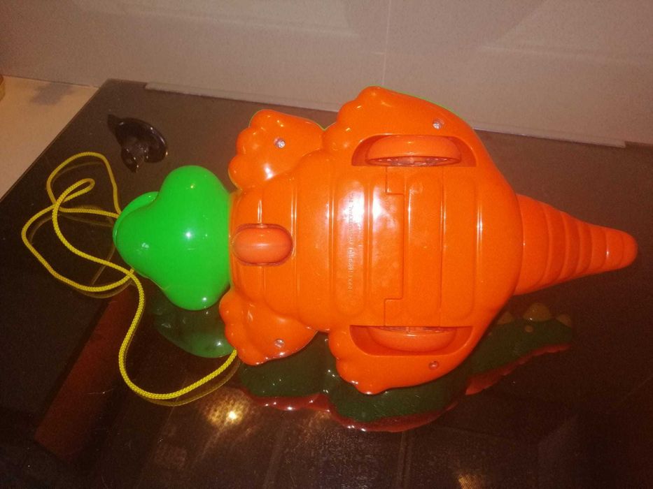 Dinossauro Playskool sobre rodas para criança