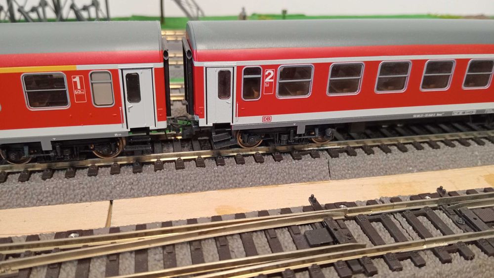 Zestaw BR 101 Fleischmann dekoderem + 3 wagony osobowe Roco H0