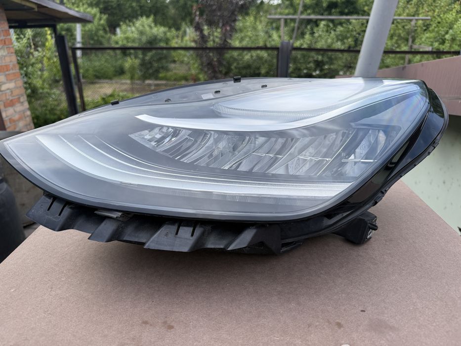Оригінальна ліва фара Tesla Model Y