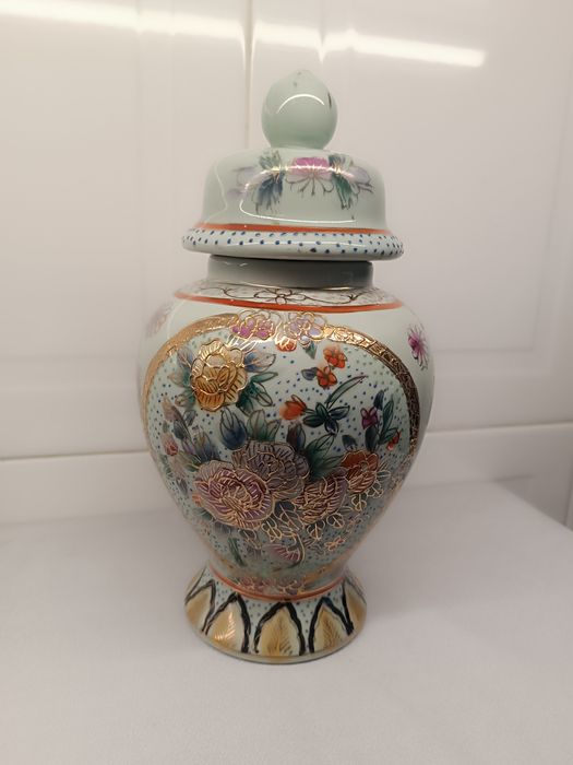 Pote com Tampa em Porcelana Pintada – Estilo Oriental – 29 cm