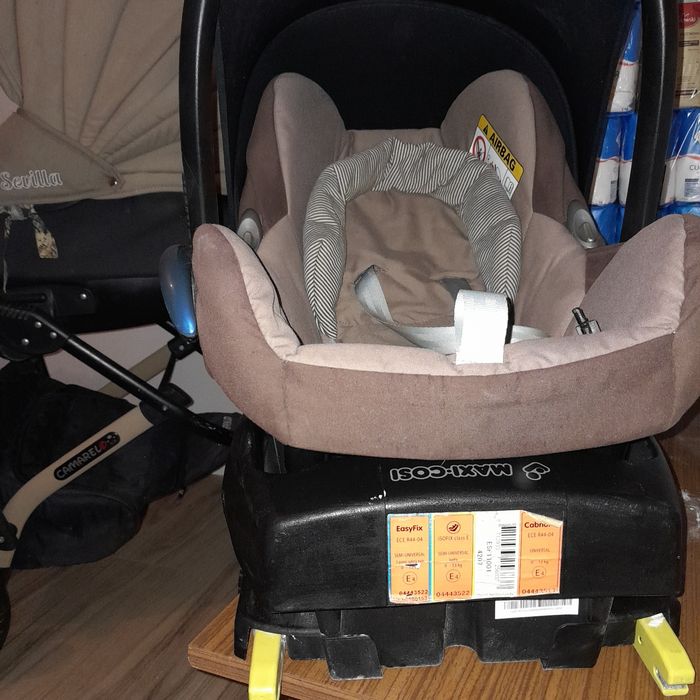 Fotelik maxi cosi z bazą do wpięcia