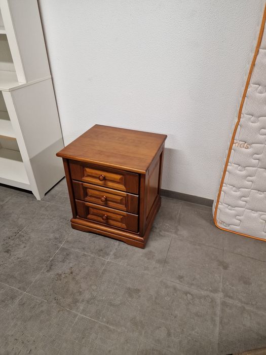 Conjunto Cama, Colchão e Mesa de Cabeceira