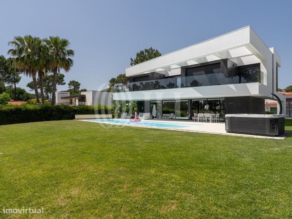 Moradia T4 com piscina, na Herdade da Aroeira, em Almada