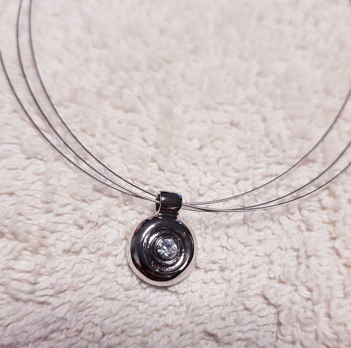 Naszyjnik Wisiorek z cyrkonią na potrójnym łańcuszku