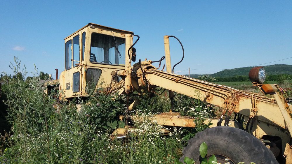 Каток дорожній вібраційний Stavostroj VSH100, Грейдер ДЗ-122Т