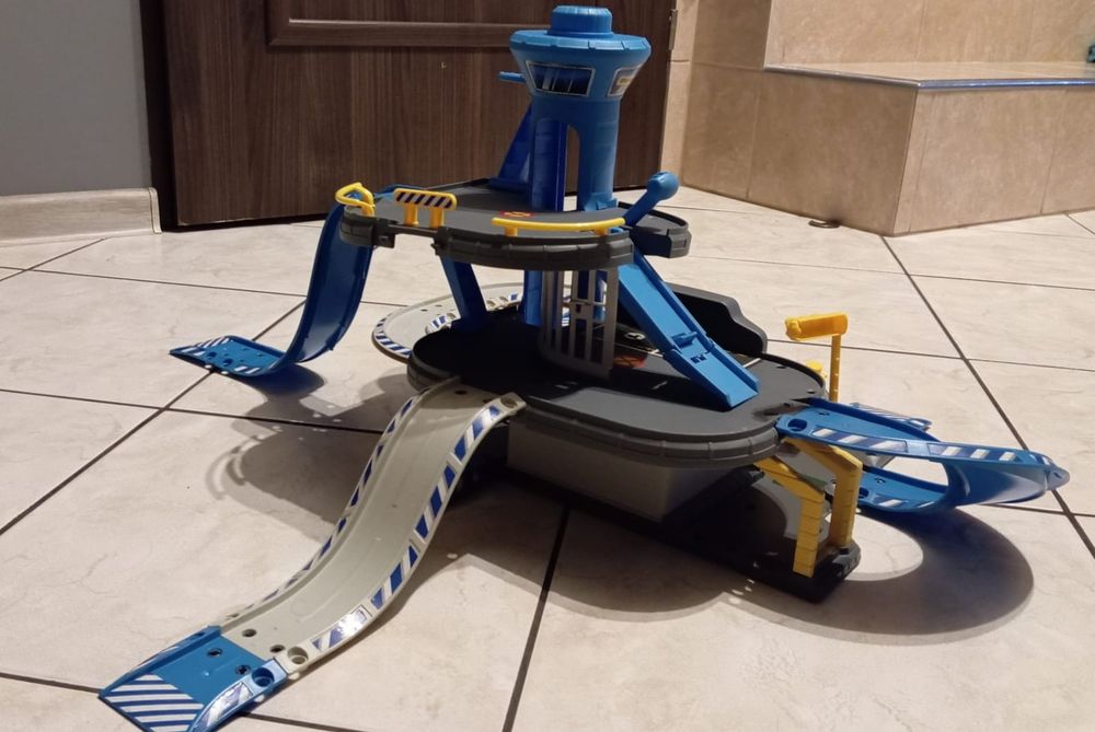 Zabawkowy garaż policyjny dwupietrowy