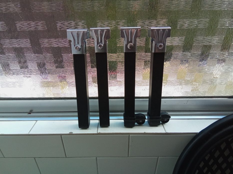 Quatro pernas de estrado novas