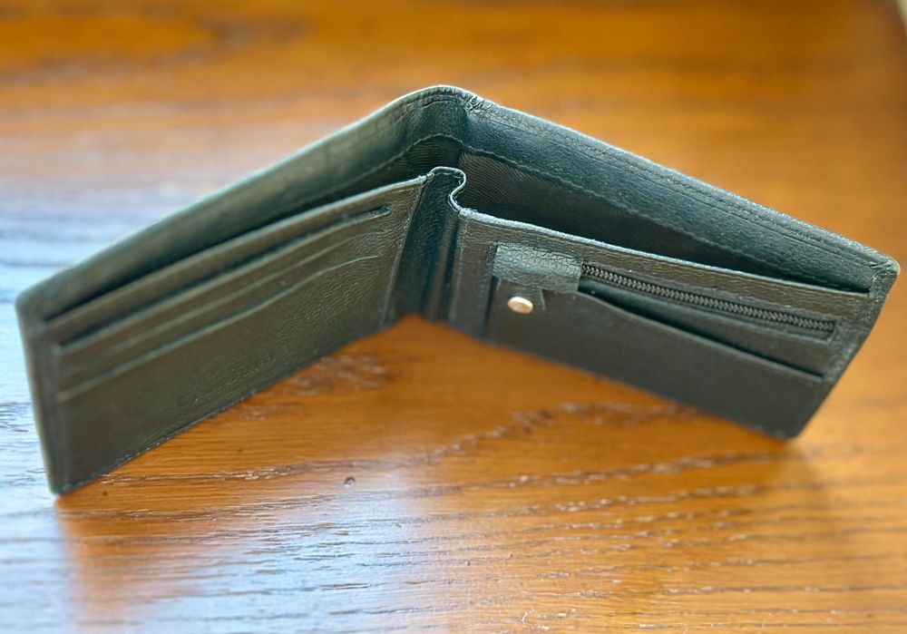 Чоловічий шкіряний гаманець в ідеальному стані