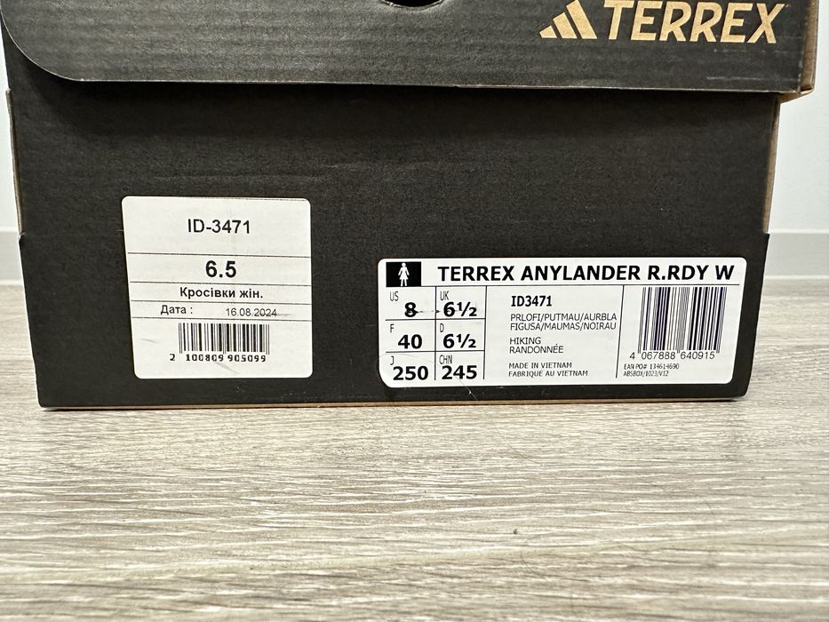 Жіночі кросівкі adidas terrex водовідштовхуючі.