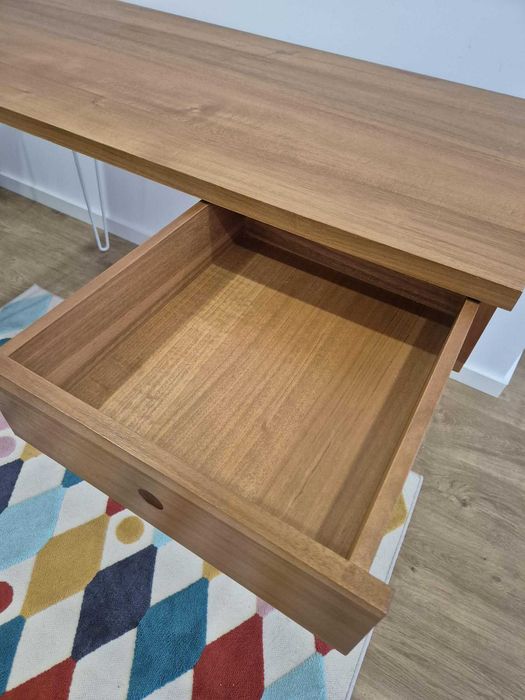 Secretária de madeira e metal da marca Maison du Monde.