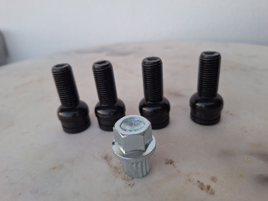 Parafuso para roda de carro