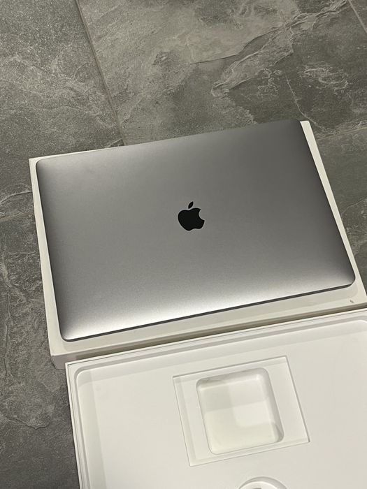 Mac Book 15 intel i7 512/16